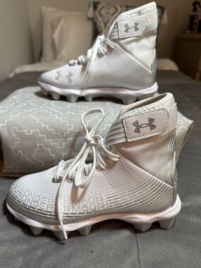 Under Armor youth  White & Silver High-Top football Cleats Sz 1Y NWOB